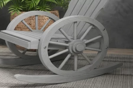 Mecedora de exterior gris tipo rueda de carro sobre una alfombra de raya