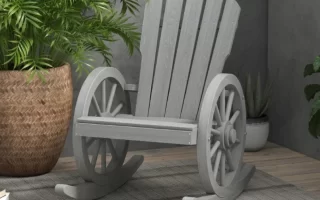 Mecedora de madera gris con ruedas de carro en terraza