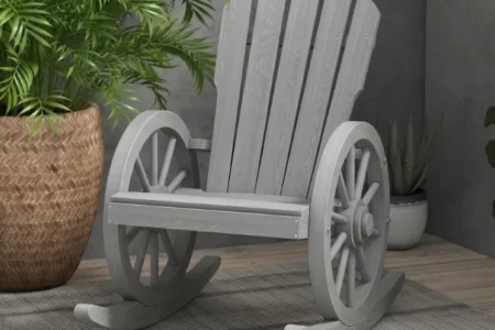 Mecedora de madera gris con ruedas de carro en terraza