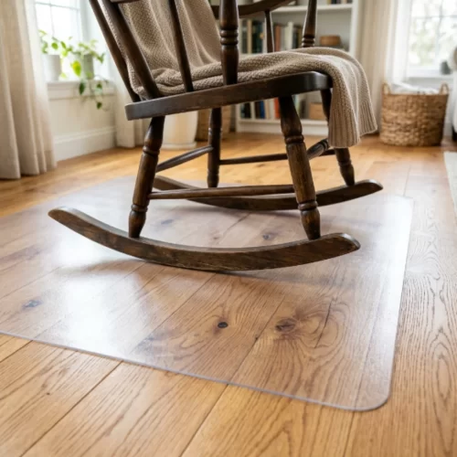 Mecedora de madera sobre un protector transparente colocado encima del suelo de madera