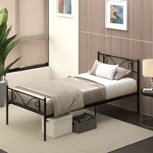 Piezas desmontadas de una cama de metal negra sobre suelo de madera, listas para una mudanza.
