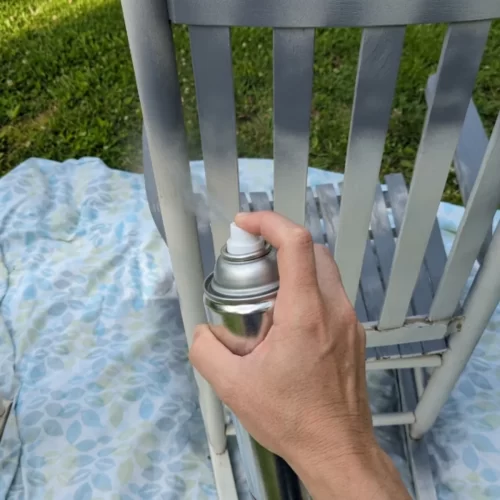Pintando la parte inferior de una mecedora volteada boca abajo