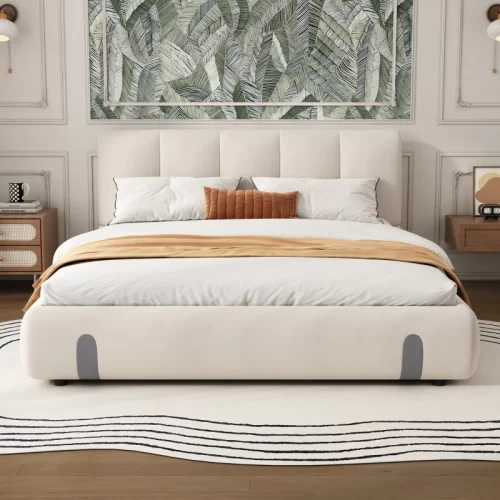 Cama tapizada en color crema con cabecero de paneles y base de almacenaje