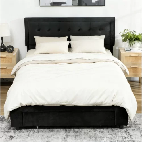 Cama con cabecero de terciopelo negro y ropa de cama en tonos crema