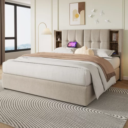 Cama de gran tamaño con cabecero beige, estantes laterales y conexiones USB