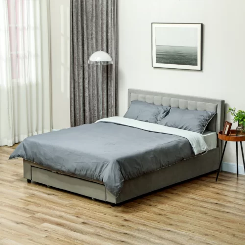 Cama king size tapizada en gris con ropa de cama gris
