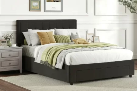 Cama matrimonial tapizada en negro con cojines decorativos