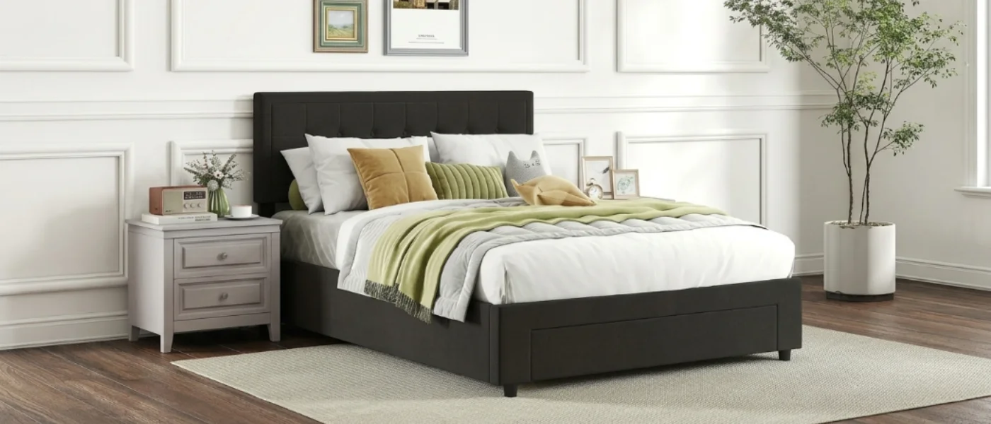 Cama matrimonial tapizada en negro con cojines decorativos