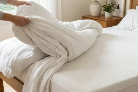 retirar-el-edredon-de-la-cama-para-limpiar-el-colchon 1400.webp