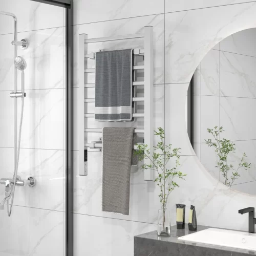 Toallero eléctrico blanco instalado entre la ducha y el lavabo