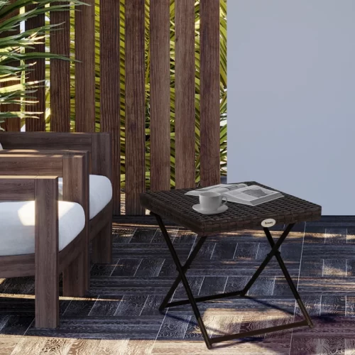 Mesa auxiliar plegable de ratán marrón en una terraza.
