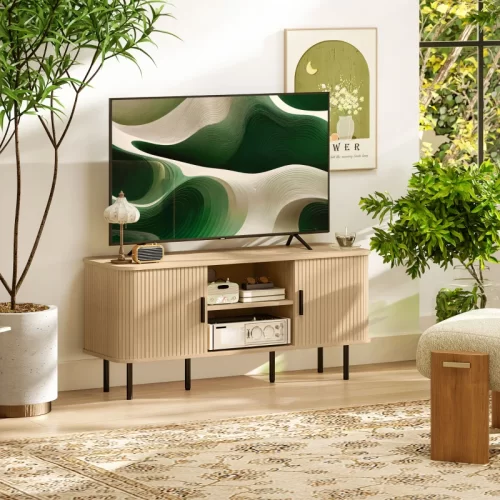 Mueble para televisión de madera clara con puertas correderas.